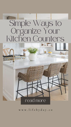 Simple ways to organize your counters when you do not have a ton of storage. Organized Ideas, Remodeled Homes, Small House Organization, Diy Beach Decor, Beach Kitchen, House Organization, Mom Goals, 2024 Kitchen, Retirement Living