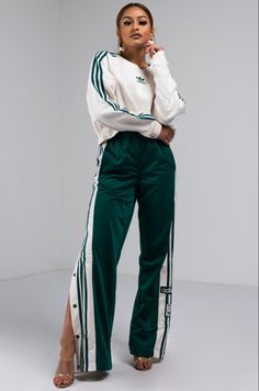 Adidas Street Style, Wide Leg Track Pants, Ny Outfits, Winter Skirt Outfit, Trendy Outfits Winter, Casual Outfit Inspiration, Looks Chic