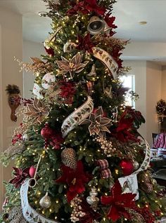 Heavily Decorated Christmas Trees, Farmhouse Red And White Christmas Tree, Red Gold And Copper Christmas Tree, Red White Green Gold Christmas Decor, Red Christmas Balls Decorating Ideas, Copper And Brown Christmas Tree, Christmas Tree Large Ornaments, Christmas Tree Decor Inspiration, Green And Red Christmas Tree Decorations