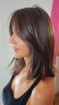 Trendy Medium-Length Cuts: 24 Styles for Women with Round Faces in 2024 Short Hair For Angular Face, Soft Front Layers Medium Hair, Round Lob Haircut, Should Length Haircut, Hair Cuts Girls Medium, Sophisticated Medium Length Hairstyles, Women Haircut For Round Faces, Medium Haircut Women Round Face, Back Haircut For Women