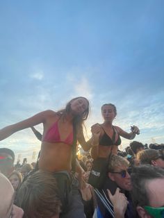 boardies, festival, summer , concert Concert Festival Outfit Summer, Boardmasters Festival Outfits, Festival Outfit Uk, Leeds Festival Outfits, Uk Festival Outfit, Boardmasters Festival, British Festival, Beach Music Festival, Uk Festival