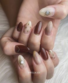 Gel Nails Ideas Short Neutral Design, Clean Cute Nails, Acrylic Nails Ideas Autumn, Short Boho Acrylic Nails, Nail Designs Dark Academia, Dark Academia Nail Art, Short Nail Designs Dark Colors, Chai Nails, Earth Nails Designs