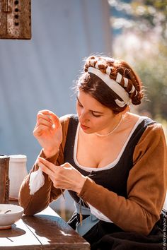 Hoods Reference, 15th Century Aesthetic, 16th Century Clothing, Medieval Girl, 16th Century Fashion, Historical Hairstyles, Medieval Party, The Merchant Of Venice