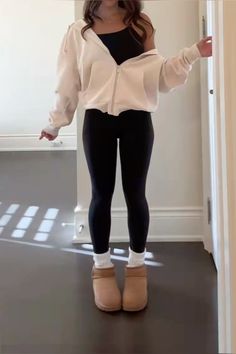 Outfit Ideas Easy For School, Casual And Minimalist Outfits, Easy Fancy Outfits, Revenge Outfits Breakup School, Fashionable Outfits For Women, Outfits With A Sweater, Cozy Outfits For School, Outfits With Black Shorts, Outfits For Shopping