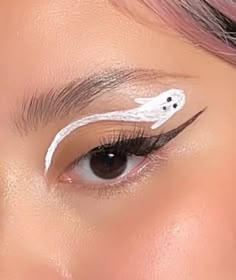 Hallowen Schminke, Nem Halloween Makeup, Simple Halloween Makeup Ideas, Halloween Eyeliner, Simple Halloween Makeup, Maquillage Halloween Simple, Pelottava Halloween, Ghost Makeup