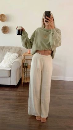 Lazy Cozy Outfits, Winter Lounge Outfit, Comfy Winter Outfits Lazy Days, Cozy At Home Outfits, Warm Lounge Wear, Lounge Pants Outfit, Loungewear Winter, Cozy Sweatpants Outfits, Comfy Aesthetic