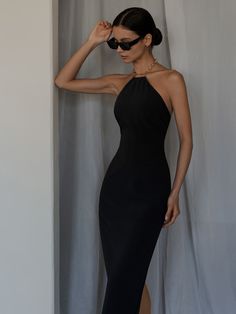 This incredibly alluring midi dress is tailored from a smooth fabric with a slightly muted lustrous finish. Darted along the bodice to create a figure-skimming silhouette it delicately showcases the shoulders and falls to a straight-line hem with a high slit along the back. The dress is defined by a refined halterneck embellished with a chunky chain and finished with slender tie straps at the back.- midi-length hem- slim fit- halterneck- chain embellishment- ties at the back of the neck- straigh Online Fashion Store, Mode Inspo, Online Fashion Stores, Looks Style, Classy Dress, Looks Vintage, Elegant Outfit, Guest Dresses, Classy Outfits