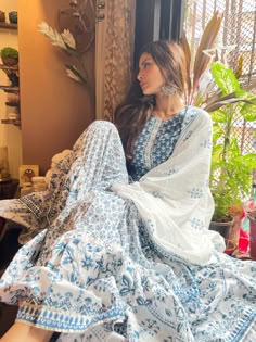 India Style, Mouni Roy, Traditional Indian Dress, Casual Indian Fashion, Desi Fashion Casual, Indian Dresses Traditional, Traditional Indian Outfits, Ethnic Outfits, Dress Indian Style