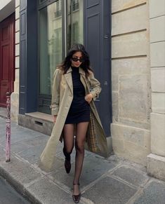 Trench coat with black mini skirt | Trench coat outfits, Fall outfits, Fall outfit ideas, autumn trends, rainy day outfits, fall street style Trent Coat, Trench Coat Outfit, Paris Outfits, Autumn Outfits, Fashion Mistakes, Coat Outfits, Outfit Style, Autumn Outfit