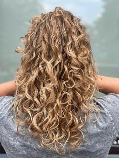 Summer Curls, Growing Your Hair Out, Curly Hair Care Routine, Blonde Curly Hair, Curly Hair Styles Easy, Dark Blonde Hair