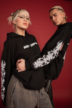 Der oversized Hoodie mit Tribals und 180BPM Logo ist perfekt für den nächsten Club-Besuch oder einfach zum chillen. Rave Outfit