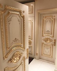 Faire le plein d'inspiration pour vos décorations intérieures. Pintu Interior, Luxury Mansions Interior, Livingroom Sofa, Main Entrance Door Design, Interior Design Gallery, Doors Interior Modern, Luxury Furniture Living Room, Bedroom Door Design, Luxury House Interior Design