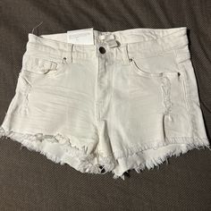 New H&M Short Its Good For The Summer No Stains Completely White. H&m Shorts, Shorts Women, Jean Shorts, H&m, Color White, Womens Shorts, Women Shopping, White, Color