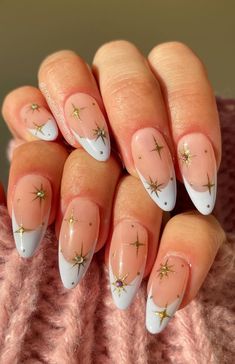 Round Nails Christmas Designs, Celestial Star Nails, Demure Christmas Nails, Almond Nails Designs Holiday, Star Nails Christmas, Round Holiday Nails, White Nails With Gold Stars, Christmas Star Nails Design, Star Christmas Nails