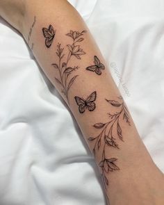 tatuagem
tatuagem de borboleta
tatuagem de planta
ideias de tatuagens 
tattoo
butterfly tattoo
plant tattoo
tattoo ideas Arm Wrap Tattoo, Wrap Around Wrist Tattoos, Around Arm Tattoo, Wrap Around Tattoo, Wrap Tattoo, Tato Henna, Flower Wrist Tattoos, Tattoos Geometric