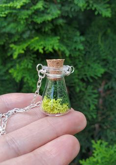 A lovely cork moss terrarium necklace perfect for nature lovers. This pretty moss necklace comes in a few colors as well as the option to mix two colors, so please view all photos for details as well as you can have it in copper instead of silver wire (leave me a note).If you would like to add a little soil to this please let me know in a note at checkout. All jewelry comes ready for gift giving. Need a personalized note? Let me know in a note at checkout.Gift wrapping is available to purchase a Moss Necklace, Terrarium Necklace, Moss Terrarium, Nature Necklace, Birthday Gifts For Girlfriend, Unisex Jewelry, Nature Jewelry, Silver Wire, Terrarium