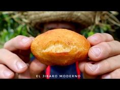 a person holding a piece of bread in their hands with the caption el jarro moderno