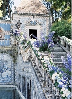 the stairs are decorated with blue and white flowers