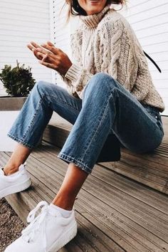 Mama Jeans, Tennis Shoes Outfit, Trending Fashion Outfits, Outfit Trends, Clothes Outfits, Autumn Fashion Casual, Fall Street Style