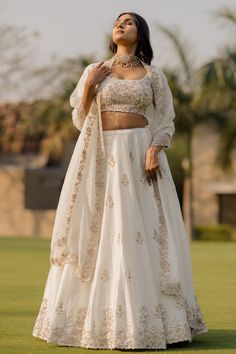 Buy White Bamberg Silk Embroidered Zardozi Round Floral Bridal Lehenga Set For Women by Anupraas by Nishant and Rahul Online at Aza Fashions. Floral Bridal Lehenga, White Blouse Designs, Ivory Lehenga, Bridle Dress, Bridesmaid Dresses Indian, Sheer Dupatta, Lehenga Bridesmaid, Wedding Frocks, Bridesmaid Lehenga