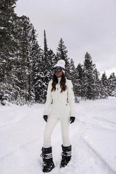 All White Ski Outfit, White Skiing Outfit, Ski Outfit Inspiration, Snowsuit Outfit Women, Snow Outfits For Women Ski, Moon Boot White Outfit, Ski Outfits For Women Aesthetic, Ski Outfit 2023, Couples Ski Outfits