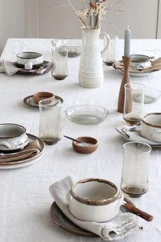 Jolie vaisselle neutre et tendance Natural Table Settings, Tableware Setting, Tableware Ideas, Mid Century Modern Table, Vintage Tableware, Table Set Up, Ceramic Tableware, Pottery Designs, Tableware Set