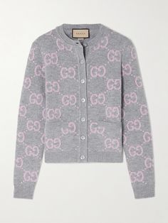 There's no mistaking Gucci's cardigan. It's been knitted in Italy from sumptuous wool yarns and jacquard-woven with the house's monogram in a contrasting shade of pink. A modern classic, it'll move confidently through the years with you. Designer Sweaters Women, Gucci Clothes Aesthetic, Gucci Clothes Women, Gucci Stuff, Gucci Cardigan, Gucci Sweater, Gucci Jacket, Gucci Outfits, Luxury Clothes