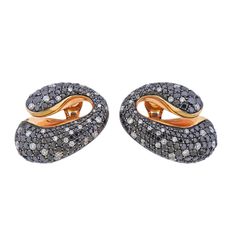 Pair of exquisite 18k rose gold Contrario earrings by de Grisogono, with 9.10ctw in black and 2.60ctw G/VVS diamonds. Come with COA and box. DESIGNER: De Grisogono MATERIAL: 18k Gold GEMSTONE: Diamond, Black Diamond DIMENSIONS: Earrings are 35mm x 25mm. MARKED/TESTED: B 15066, de Grisogono, 750. WEIGHT: 36.3 grams CONDITION: Estate Color Stones Jewelry, Vvs Diamond, Modern Earrings, Stunning Jewellery, Rose Gold Earrings, High Jewelry, Modern Jewelry, 18k Rose Gold, Estate Jewelry