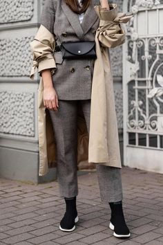 Hosenanzug und Sneaker - Was haltet ihr davon? Entdecke noch mehr Outfitideen und Fashion-Inspiration auf COUCHstyle.de!  #fashion #outfit #style #inspiration #mode #sneaker #anzug #hosenanzug Sock Boots Outfit, Outfit Style Inspiration, Street Style Fall Winter, Winter Travel Outfit, Black Jeans Men, Zippers Fashion