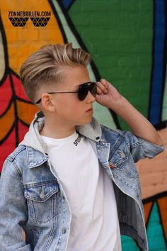 Ray-Ban Junior biedt een aantal van de meest beroemde designs in kleine kindermaten aan. Leyton draagt een Ray-Ban Blaze Aviator die zijn stoere outfit helemaal compleet maakt en die ook nog zijn ogen beschermd tegen de zon! Het hebben van een toffe zonnebril is dus een must! 🕶️ Ray-Ban Blaze Aviator Flat Lenses RB3584N-153/11 📷 @leytonbunnik 🏷️ Zonnebrillen | sunglasses | lookbook | style insp#boyhair #boysstyle #kidshair #trendyboys #coolhair #boyscut #hairstyleideas #littleman #hairinspo #boysfashion Undercut Boys Hair Kids, Boy Hipster Haircut, Boys Hair Long On Top Short On Sides, Boys Haircuts Long On Top, Modern Boy Haircuts, Cool Haircuts For Boys