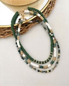 Stretch Beaded Bracelets Diy, Collar Verde, 2024 Jewelry, Trending Bracelets, Diy Friendship Bracelets Patterns, Diy Bracelet Designs, Beaded Jewelry Designs, Friendship Bracelets Diy, Classy Jewelry