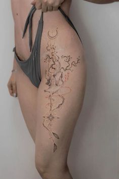 .Geometric Female Tattoos: Precision and Art #GeometricTattoo #PrecisionInk #ArtOnSkin #FemaleTattoo #BodyArt Female Body Paintings, Petite Tattoos, Unique Tattoo Designs, Story Ig, Female Tattoo, Unique Tattoo, Book Art Drawings, Tattoo Inspo, Life Tattoos