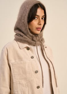 La cagoule BENNYAX, l''accessoire parfait pour affronter le froid avec style. Sa maille douce et soyeuse, composée de laine et de cachemire brossé, vous procurera une sensation de bien-être incomparable. Un essentiel mode pour un look à la fois chic et décontracté. Cagoule en cotes Liens de serrage Samsoe Samsoe, Couture, Crochet