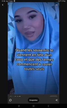 a woman wearing a headscarf with the words quand les souvenins te