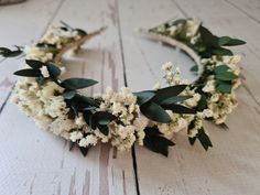 This headband from real protected flowers.It is a unique accessory for brides, bridesmaids and proms. Dried and stabilized plants are durable as long as they are properly stored away from sunlight to avoid color fading, heat sources, extreme cold and humidity. we make each piece with love and care..It is original handmade product. Your carefully crafted piece will be shipped within 3-5 days. if you have a special request, please contact me Loves.. ✨️Shipping ✨️ Your shipments will arrive by express shipping. ✨️USA 2-5 business days ✨️Europa 2-4 business days ✨️Everywhere else 2-10 days Boho Wedding Crown, Bridesmaid Headband, Boho Flower Crown, Bridal Shower Flowers, Wedding Wreath, Hair Headband, Dry Flower, Wedding Wreaths, Wedding Boho