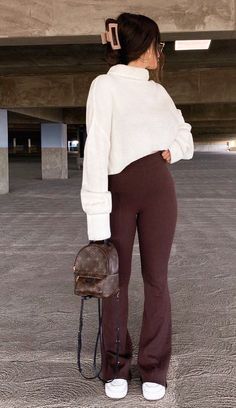 Leggings Outfit Winter, Brown Flares, Look Legging, Winter Pants Outfit, Brown Pants