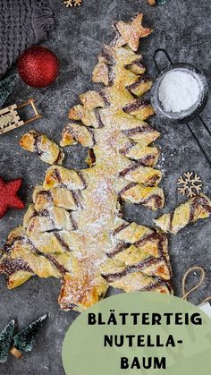 Dieser Blätterteig-Tannenbaum gefüllt mit cremigem Nutella bringt Weihnachtsstimmung auf den Tisch und ist einfach zuzubereiten! Perfekt für die Adventszeit, kombiniert er knusprigen Blätterteig mit einer süßen Füllung. Der Tannenbaum wird mit Puderzucker bestäubt und ist eine ideale Wahl für das Familienfrühstück oder den Adventskaffee. Auch als festliche Dekoration auf dem Buffet zieht er alle Blicke auf sich. Ein echter Hingucker und Gaumenschmaus für Jung und Alt!

#WeihnachtlicherSnack
#BlätterteigLiebe
#NutellaGenuss
#Festtagsbacken
#SchnellesWeihnachtsrezept Nutella Inspired Recipes, Flaky Pastry, Nutella, Food Art