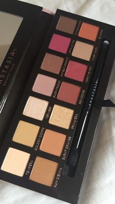 Natural Makeup Eyeshadow, Eyeshadow Palette Aesthetic, Makeup Gift Ideas, Pretty Eyeshadow Palettes, Anastasia Makeup, Anastasia Beverly Hills Eyeshadow, Chanel Eyeshadow, Makeup Collection Goals, Bronze Eyeshadow