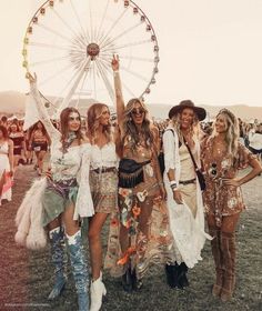 Wonderfruit Festival Outfit, Boho Coachella Outfits, Coachella Outfit Boho, Geek Outfit, Coachella 2020, Cochella Outfits, Style Hippie Chic, Women Standing