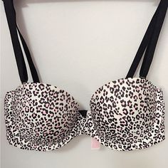 Vs Bra In Pink And White ( Brand New - Never Wear ) Thrift Manifest, Vs Pink Bras, Shoe Nails, Vs Bras, Cute Bras, Swim Sets, Sleep Wear, Body Skin Care Routine, Pink Bra