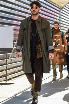 Preppy Style Men, Men's Streetstyle, Coat Outfit Casual, Overcoat Men, Outfits Hombre