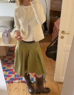 Katarina Krebs Style, Midi Skirt Outfit, Ootd Inspo, Amazing Artwork, Fall Inspo, February 15, Skirt Outfits, Cool Artwork