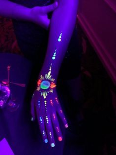 Glow In Dark Body Painting, Glow Paint Body Designs, Blacklight Face Paint, Neon Party Paint Body Art, Glow In Dark Face Paint, Neon Festival Face Paint, Rave Body Art, Glow In The Dark Lights, Glow Body Painting