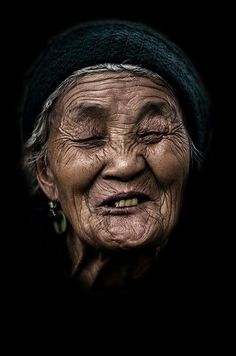 an old woman with wrinkles on her face, black and white photograph by person