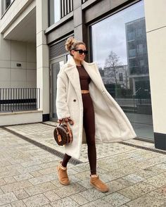 Mini Ugg Outfit, Ugg Mini Outfit, 2010s Fashion Trends, Ugg Ultra Mini Outfit, Ugg Minis