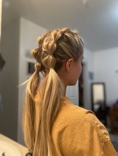 Easy Hairstyles For Long Hair Bubble Braid, The Cutest Hairstyles, Off Neck Hairstyles, Outfits With Bubble Braids, Bubble Hair Braid, Bubble Braids Into Buns, Bubble Braid Hair Down, Clear Elastic Hairstyles, Bubble Braid Hair Styles