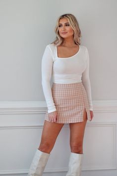 Cotton Mini Skort For Night Out, Stretch Mini Skirt For Brunch, Stretch Mini Skort For Fall, Stretch Mini Length Skort For Fall, Trendy Spring Mini Skirt, Trendy Mini Skirt For Day Out, Trendy Lined Mini Skort, Trendy Mini Length Lined Skort, White Skirt For Fall Day Out