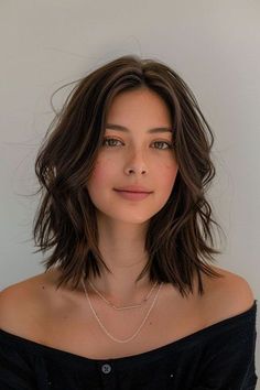 How to do cute summer hairstyles in 2024? - Fashion Tips Tricks Womens Shoulder Length Haircut, Shoulder Hairstyle Women, Medium Length Haircut Edgy, Women Medium Haircut, Women Haircut Medium, Shoulder Length Haircuts For Thick Hair, Edgy Medium Length Hair, Women’s Haircuts, Short Medium Hairstyle Women