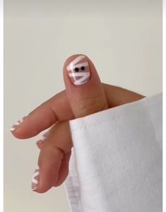 Nails October Halloween, Diy Ghost Nail Art, Fall Nails 2023 Halloween, Ghost And Mummy Nails, Simplistic Halloween Nails, Easy Simple Halloween Nails, Halloween Nails Natural Nail, Halloween Kid Nails