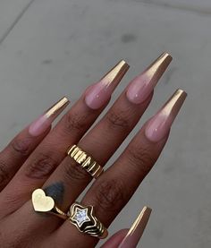 Are you looking for the ultimate elegant nail look that can make you appear stunning on every occasion? If so, this list is just what you need. White and gold are the perfect combination for chic ladies who want something extra glamorous and eye-catching for their nails. This color combo is serving the royalty queen and millionaire girl boss vibe we all root for, so check out these stunning manicure ideas before you have your nail appointment. Golden Nails, Gold Nail, Jelly Nails, Nail Swag, Dark Nails, Acrylic Nails Coffin, Prom Nails, Coffin Nails Designs